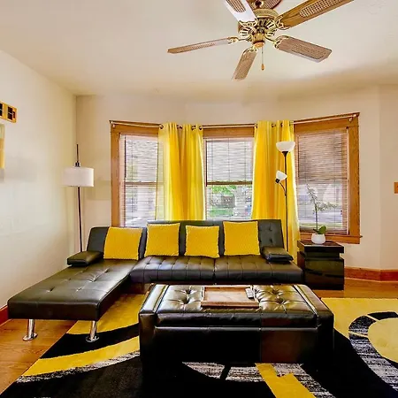 The Amber Retreat - Brooklyn Centre Comfort - Charming Space For Families, Couples & Business Travelers Near Downtown - With 300Mb Wifi, Parking & Self Check-In Cleveland Exterior foto