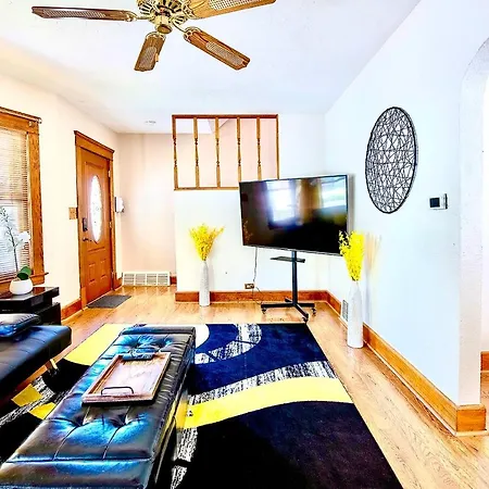 The Amber Retreat - Brooklyn Centre Comfort - Charming Space For Families, Couples & Business Travelers Near Downtown - With 300Mb Wifi, Parking & Self Check-In Cleveland Exterior foto