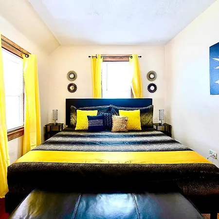 The Amber Retreat - Brooklyn Centre Comfort - Charming Space For Families, Couples & Business Travelers Near Downtown - With 300Mb Wifi, Parking & Self Check-In Cleveland Exterior foto