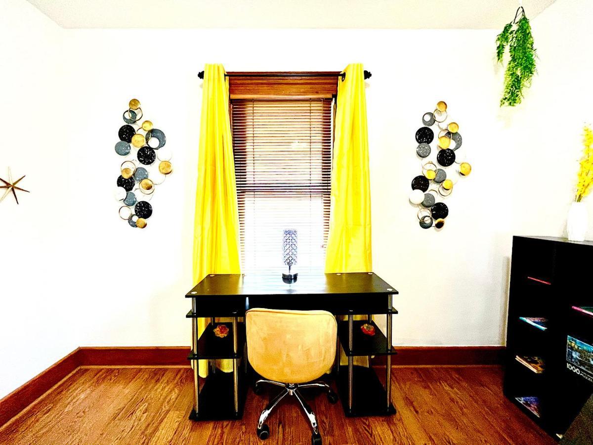 Casa de Férias The Amber Retreat - Brooklyn Centre Comfort - Charming Space For Families, Couples & Business Travelers Near Downtown - With 300mb Wifi, Parking & Self Check-in