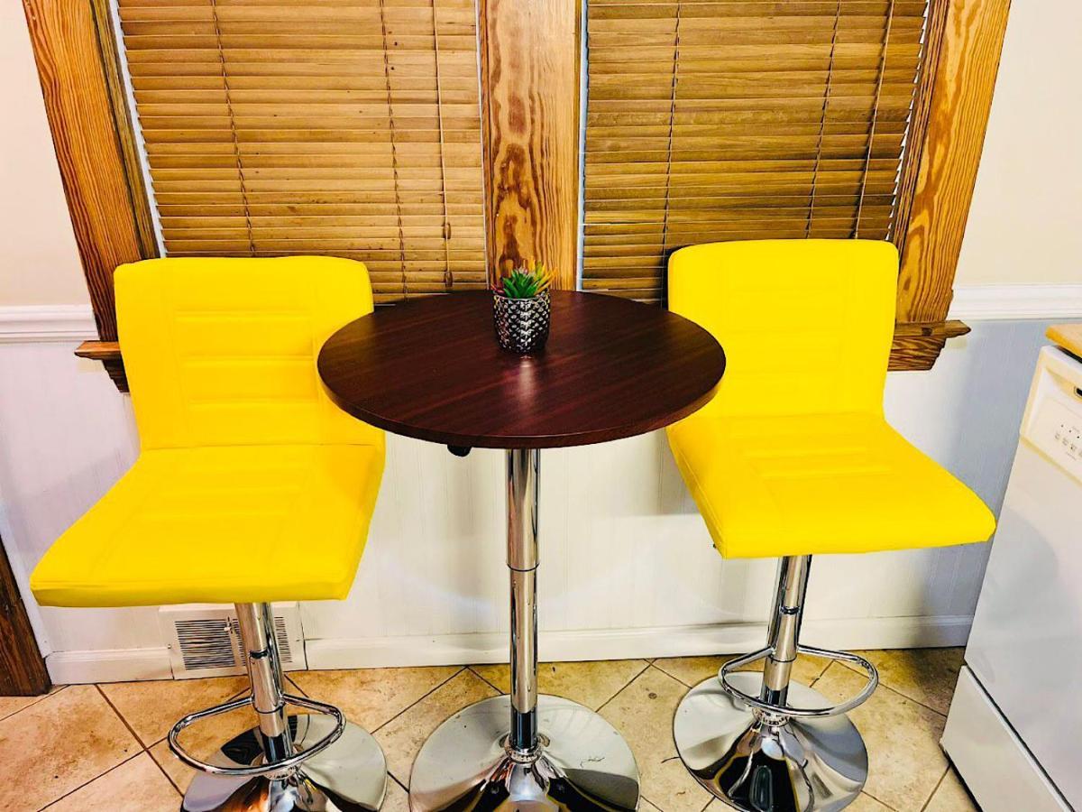 Casa de Férias The Amber Retreat - Brooklyn Centre Comfort - Charming Space For Families, Couples & Business Travelers Near Downtown - With 300mb Wifi, Parking & Self Check-in Cleveland