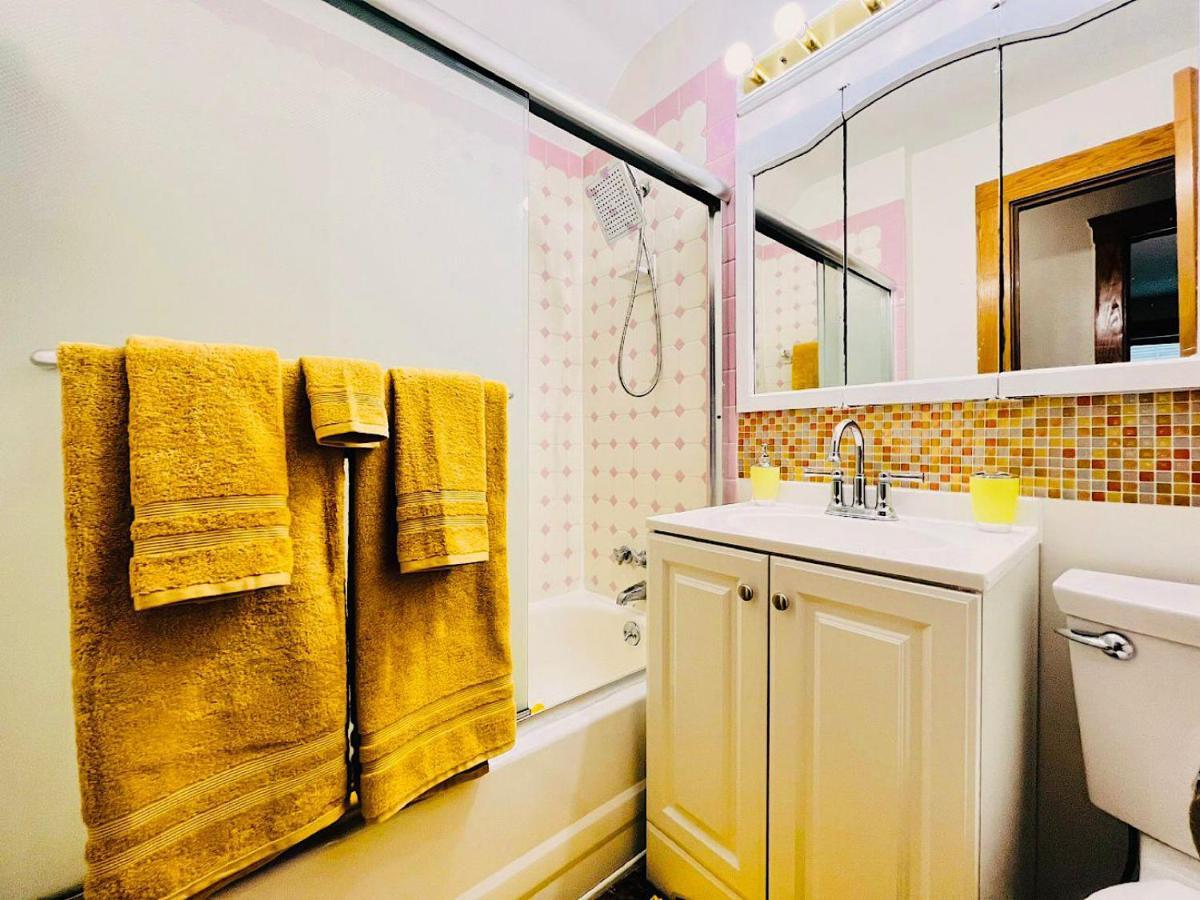 Casa de Férias The Amber Retreat - Brooklyn Centre Comfort - Charming Space For Families, Couples & Business Travelers Near Downtown - With 300mb Wifi, Parking & Self Check-in Cleveland