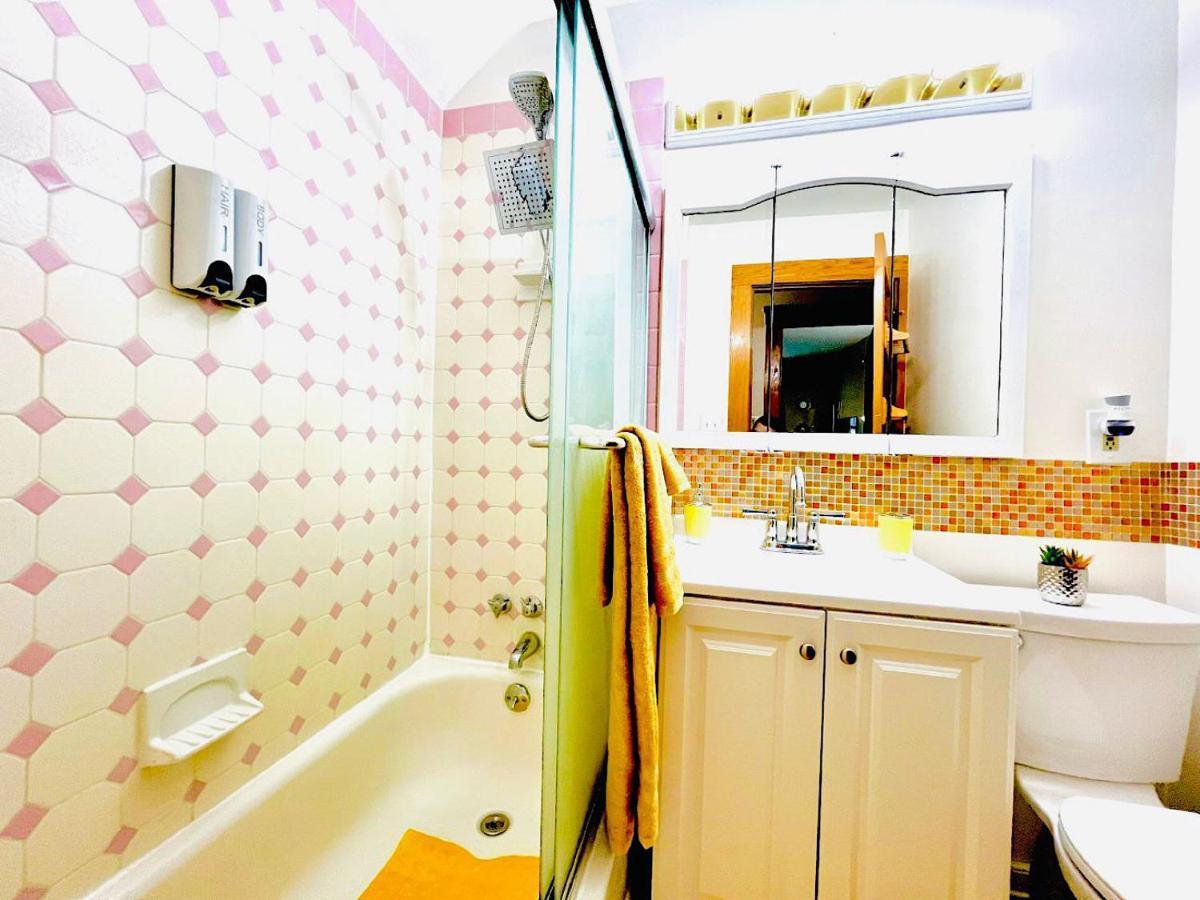 The Amber Retreat - Brooklyn Centre Comfort - Charming Space For Families, Couples & Business Travelers Near Downtown - With 300mb Wifi, Parking & Self Check-in Cleveland