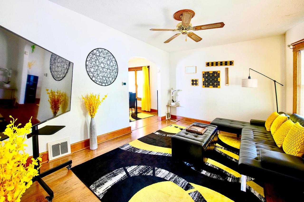 The Amber Retreat - Brooklyn Centre Comfort - Charming Space For Families, Couples & Business Travelers Near Downtown - With 300mb Wifi, Parking & Self Check-in Casa de Férias *