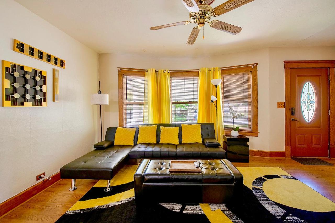 Casa de Férias The Amber Retreat - Brooklyn Centre Comfort - Charming Space For Families, Couples & Business Travelers Near Downtown - With 300mb Wifi, Parking & Self Check-in *