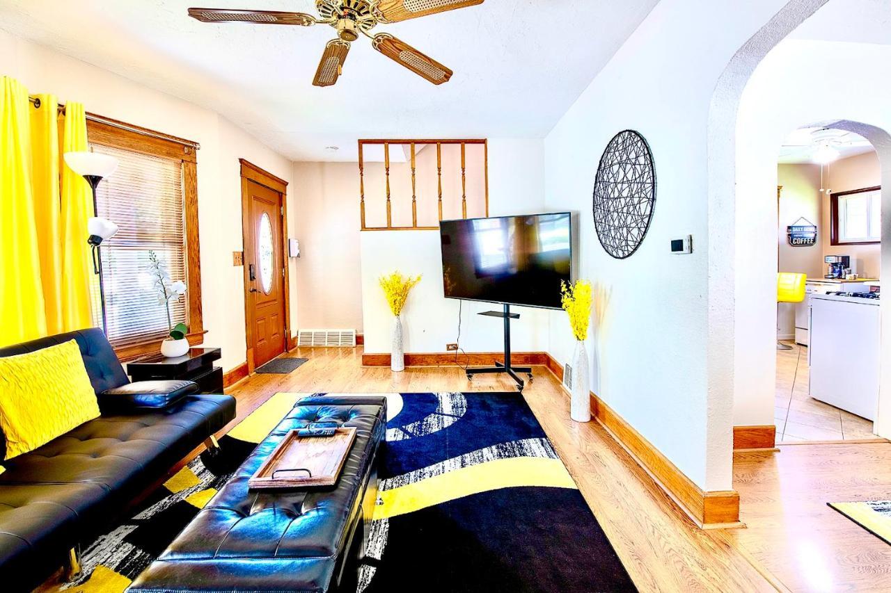 The Amber Retreat - Brooklyn Centre Comfort - Charming Space For Families, Couples & Business Travelers Near Downtown - With 300mb Wifi, Parking & Self Check-in * Cleveland