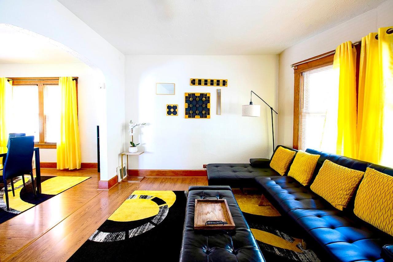 The Amber Retreat - Brooklyn Centre Comfort - Charming Space For Families, Couples & Business Travelers Near Downtown - With 300mb Wifi, Parking & Self Check-in Casa de Férias Cleveland