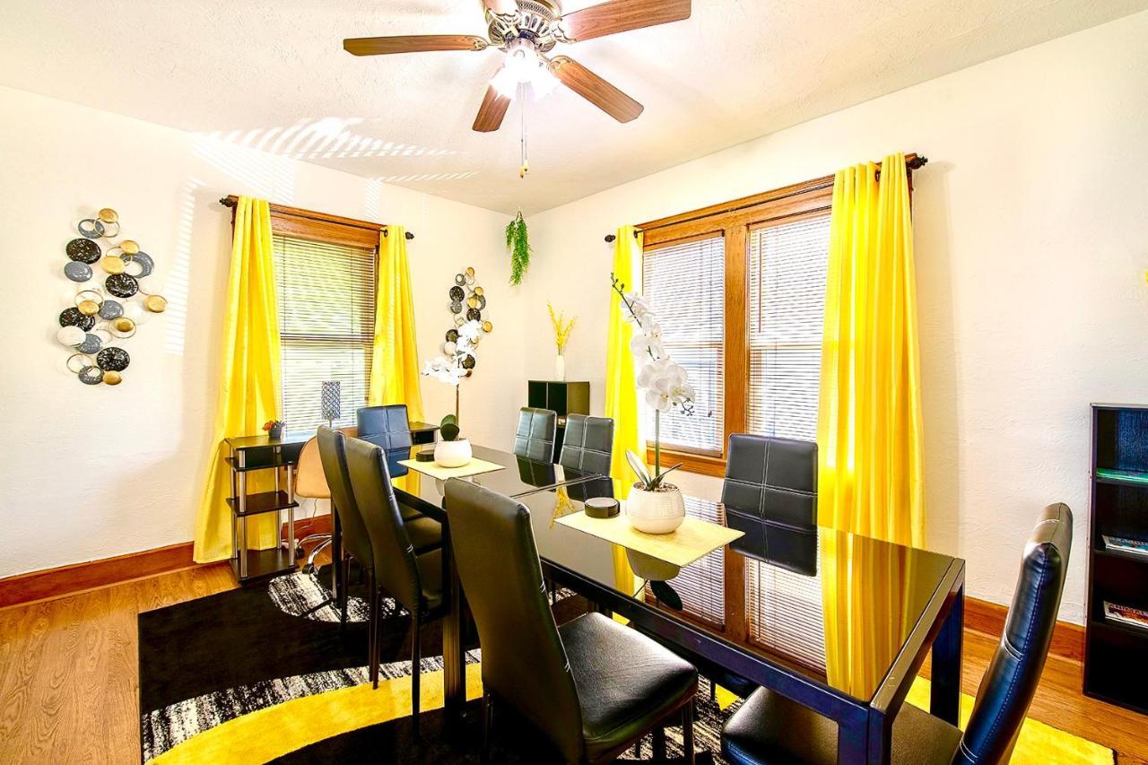 The Amber Retreat - Brooklyn Centre Comfort - Charming Space For Families, Couples & Business Travelers Near Downtown - With 300mb Wifi, Parking & Self Check-in