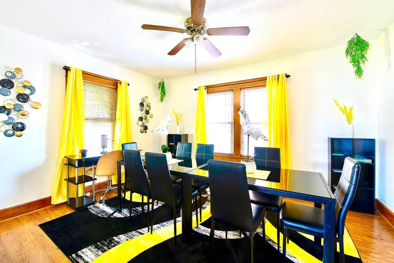 Casa de Férias The Amber Retreat - Brooklyn Centre Comfort - Charming Space For Families, Couples & Business Travelers Near Downtown - With 300mb Wifi, Parking & Self Check-in *
