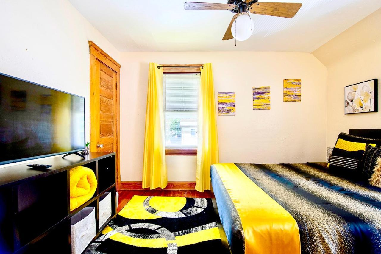The Amber Retreat - Brooklyn Centre Comfort - Charming Space For Families, Couples & Business Travelers Near Downtown - With 300mb Wifi, Parking & Self Check-in Casa de Férias *