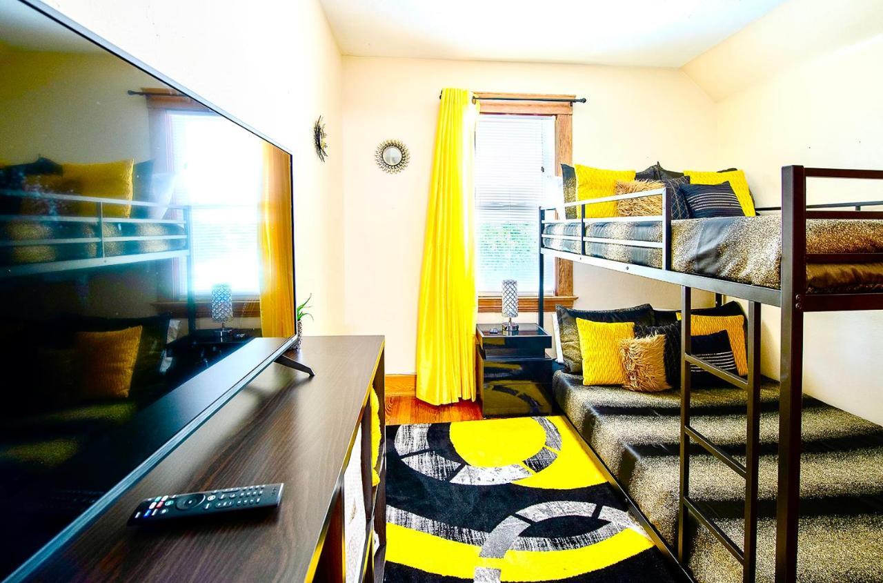 The Amber Retreat - Brooklyn Centre Comfort - Charming Space For Families, Couples & Business Travelers Near Downtown - With 300mb Wifi, Parking & Self Check-in Casa de Férias Cleveland