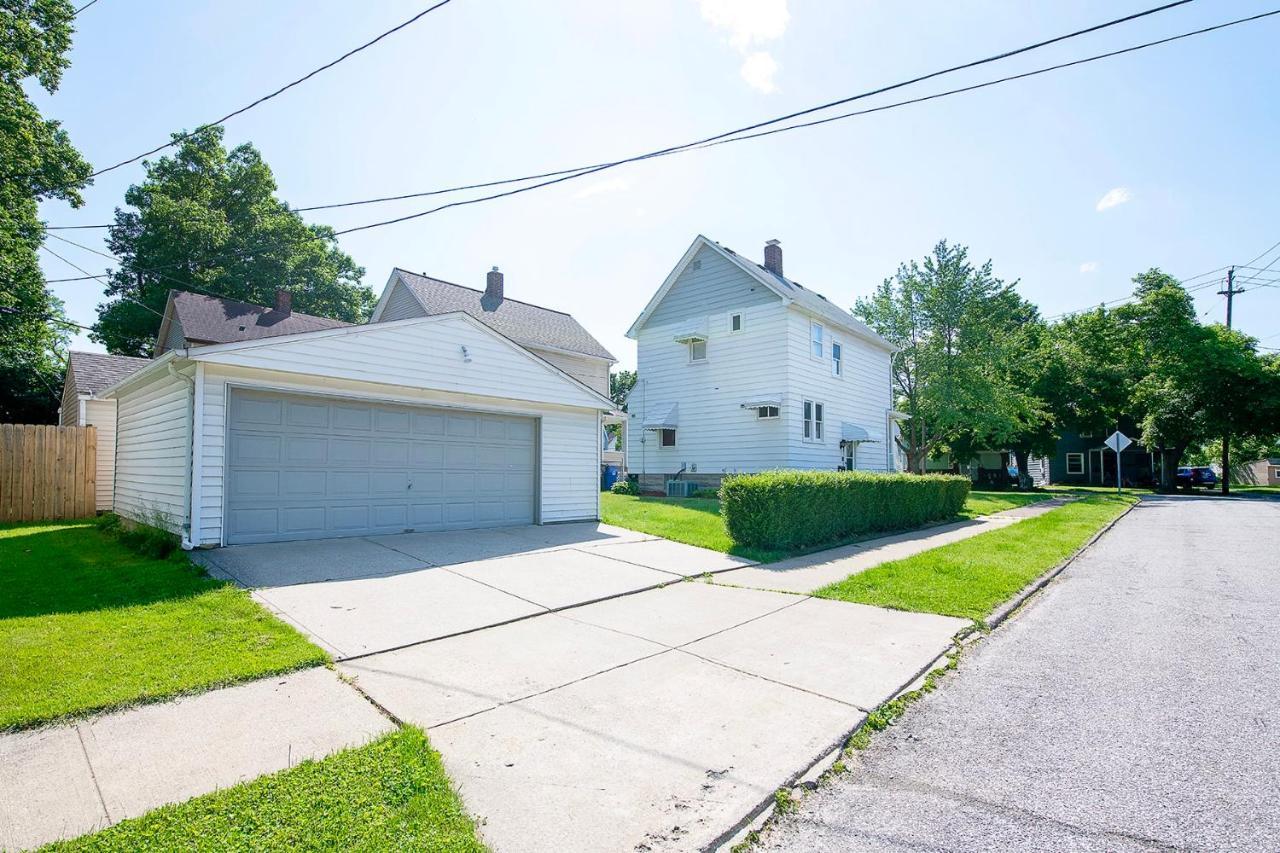 The Amber Retreat - Brooklyn Centre Comfort - Charming Space For Families, Couples & Business Travelers Near Downtown - With 300mb Wifi, Parking & Self Check-in