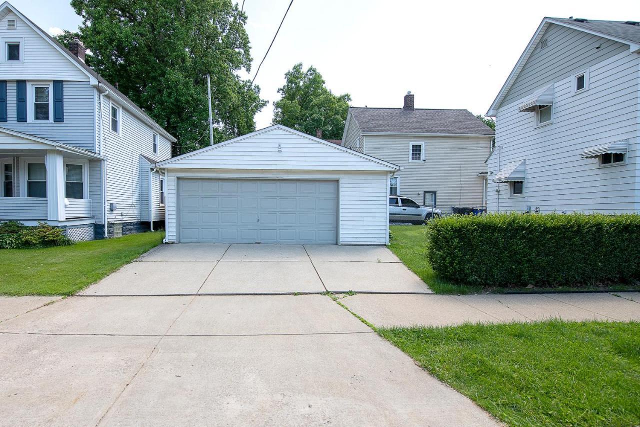 The Amber Retreat - Brooklyn Centre Comfort - Charming Space For Families, Couples & Business Travelers Near Downtown - With 300mb Wifi, Parking & Self Check-in * Cleveland
