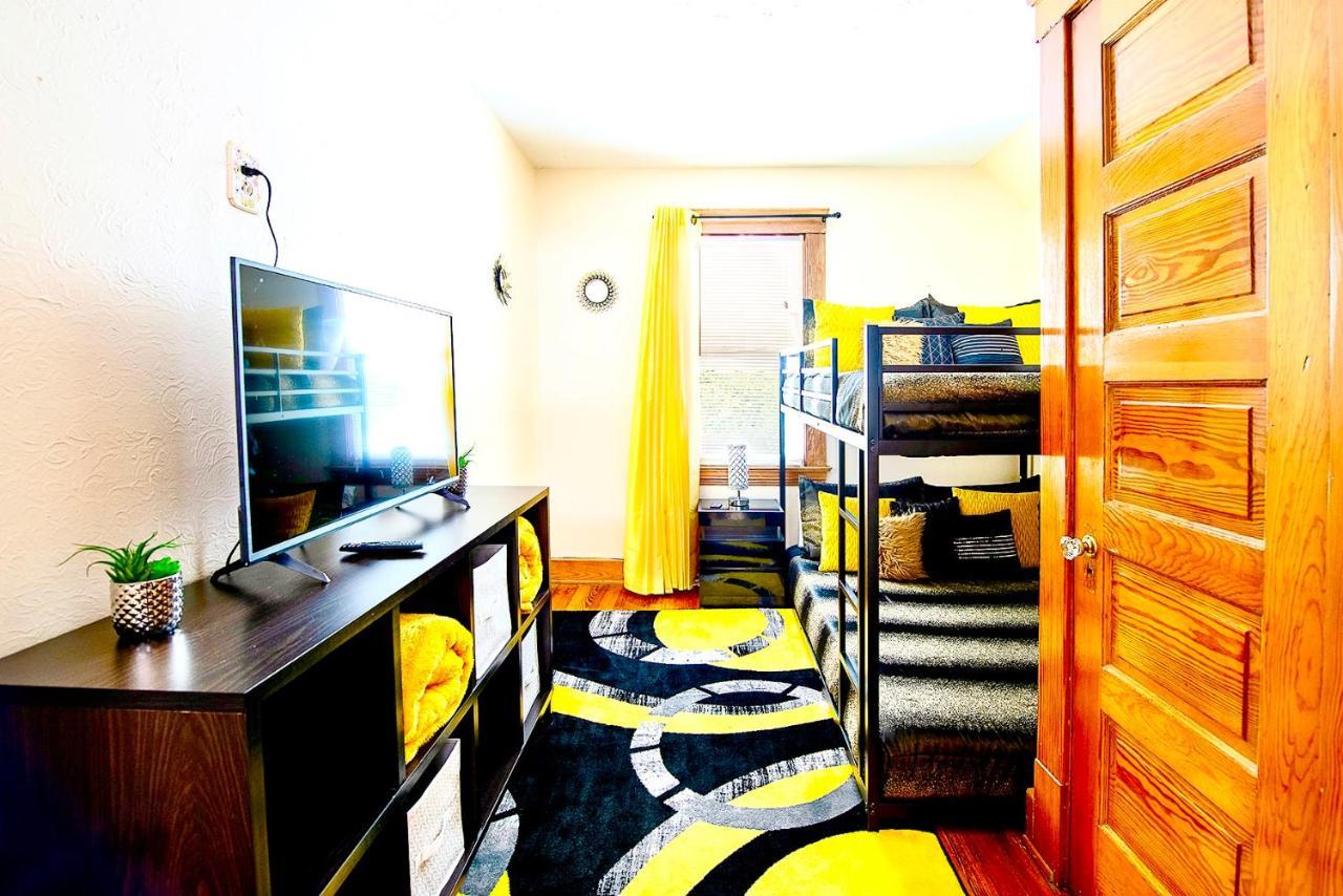 The Amber Retreat - Brooklyn Centre Comfort - Charming Space For Families, Couples & Business Travelers Near Downtown - With 300mb Wifi, Parking & Self Check-in Cleveland