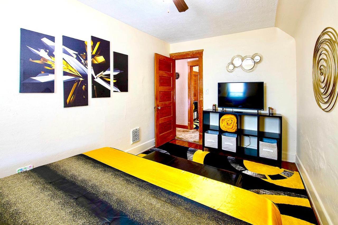 The Amber Retreat - Brooklyn Centre Comfort - Charming Space For Families, Couples & Business Travelers Near Downtown - With 300mb Wifi, Parking & Self Check-in Casa de Férias *