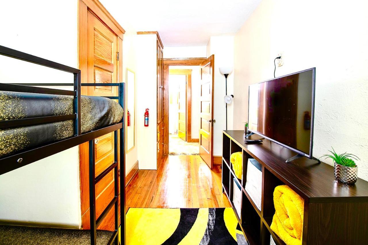 The Amber Retreat - Brooklyn Centre Comfort - Charming Space For Families, Couples & Business Travelers Near Downtown - With 300mb Wifi, Parking & Self Check-in Casa de Férias Cleveland