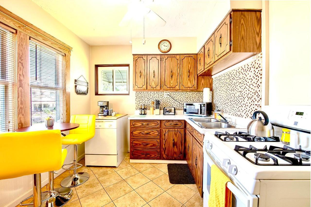 The Amber Retreat - Brooklyn Centre Comfort - Charming Space For Families, Couples & Business Travelers Near Downtown - With 300mb Wifi, Parking & Self Check-in Casa de Férias