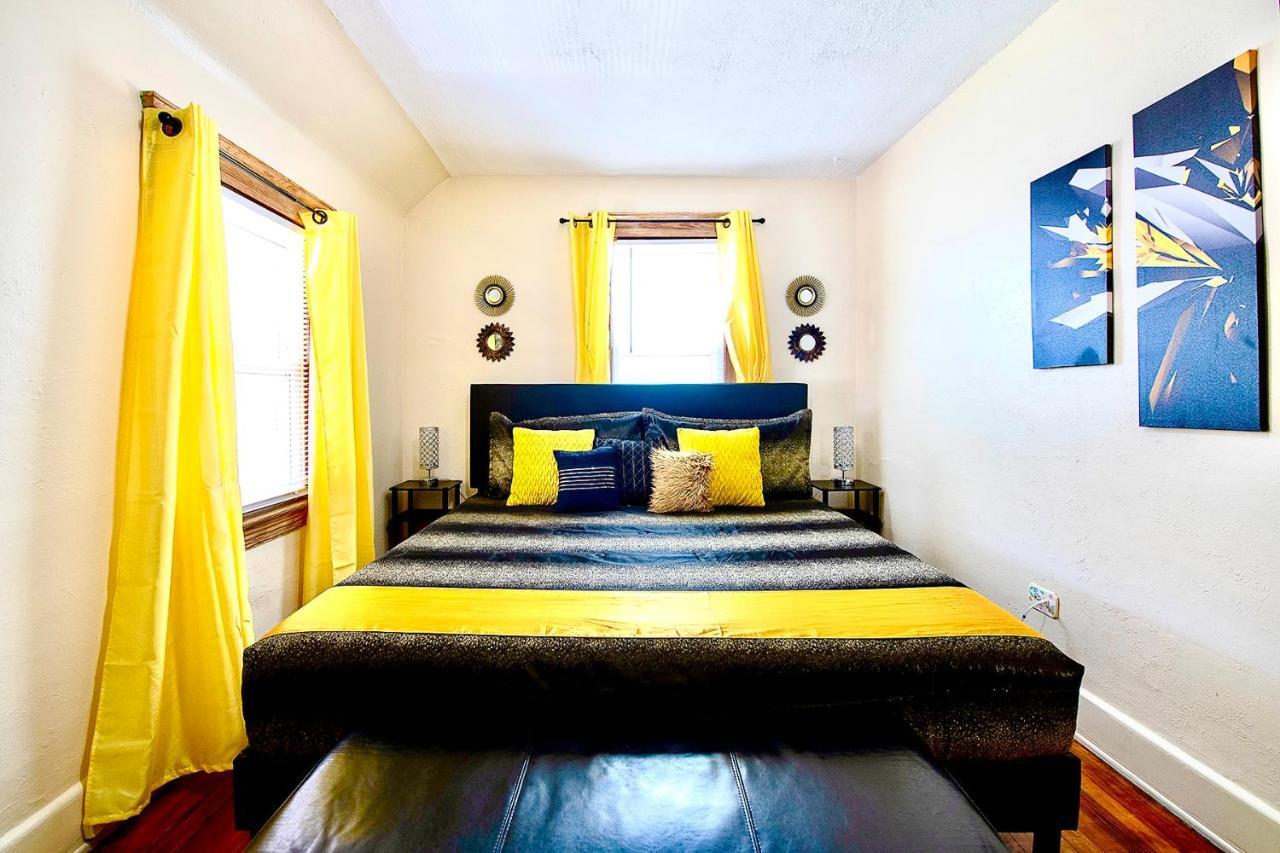 The Amber Retreat - Brooklyn Centre Comfort - Charming Space For Families, Couples & Business Travelers Near Downtown - With 300mb Wifi, Parking & Self Check-in