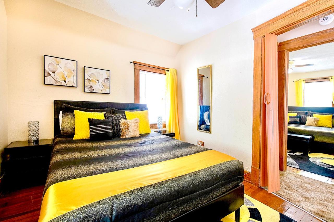 The Amber Retreat - Brooklyn Centre Comfort - Charming Space For Families, Couples & Business Travelers Near Downtown - With 300mb Wifi, Parking & Self Check-in Casa de Férias Cleveland