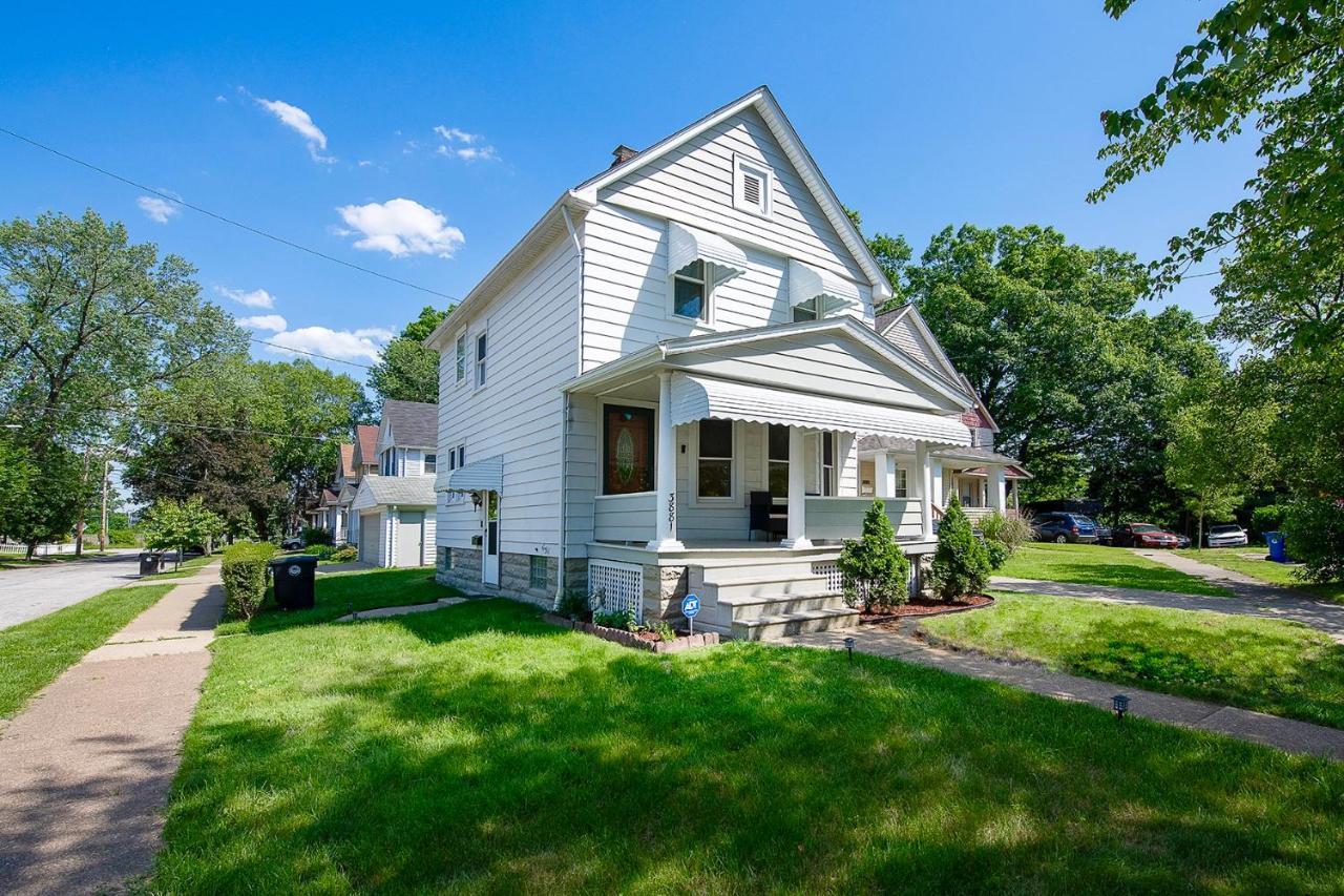 The Amber Retreat - Brooklyn Centre Comfort - Charming Space For Families, Couples & Business Travelers Near Downtown - With 300mb Wifi, Parking & Self Check-in