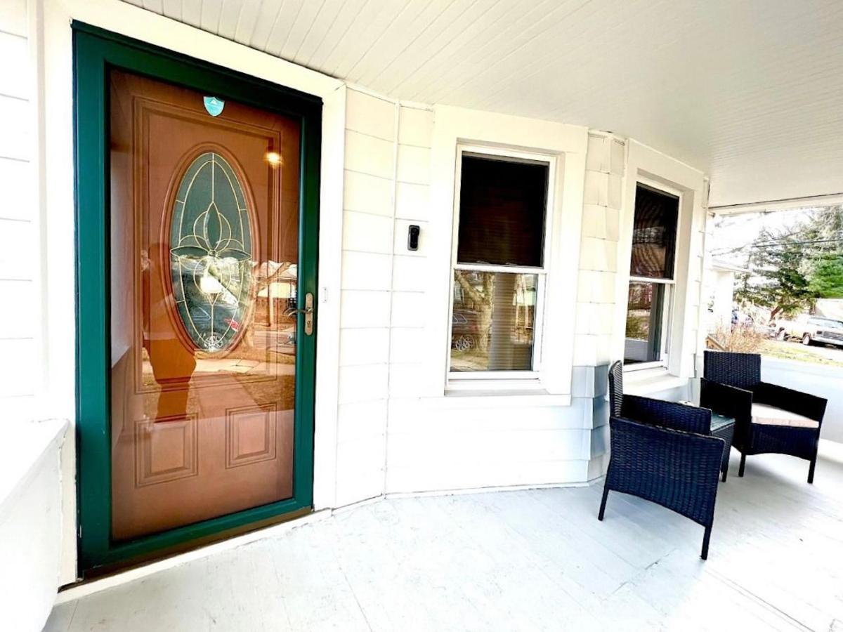 Casa de Férias The Amber Retreat - Brooklyn Centre Comfort - Charming Space For Families, Couples & Business Travelers Near Downtown - With 300mb Wifi, Parking & Self Check-in