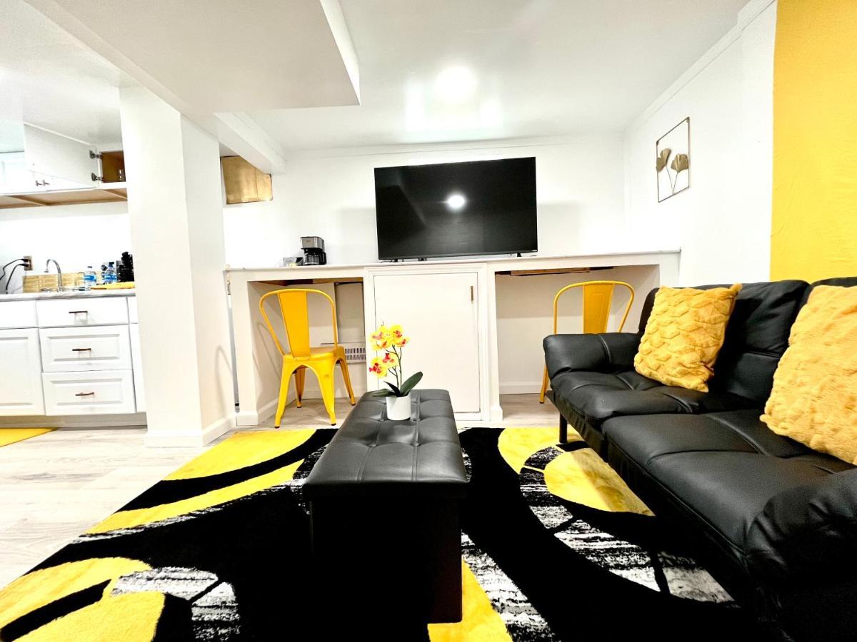 The Amber Retreat - Brooklyn Centre Comfort - Charming Space For Families, Couples & Business Travelers Near Downtown - With 300mb Wifi, Parking & Self Check-in Casa de Férias