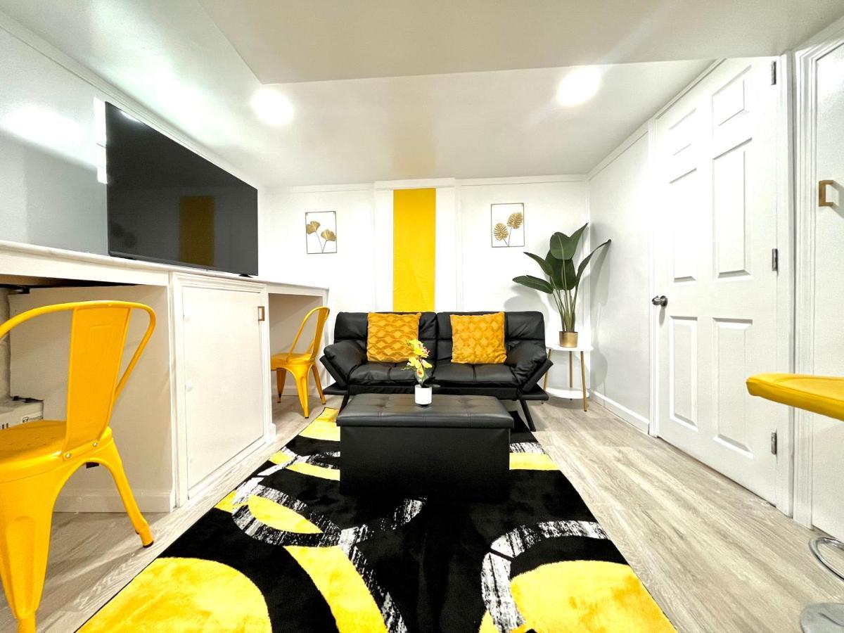 Casa de Férias The Amber Retreat - Brooklyn Centre Comfort - Charming Space For Families, Couples & Business Travelers Near Downtown - With 300mb Wifi, Parking & Self Check-in *