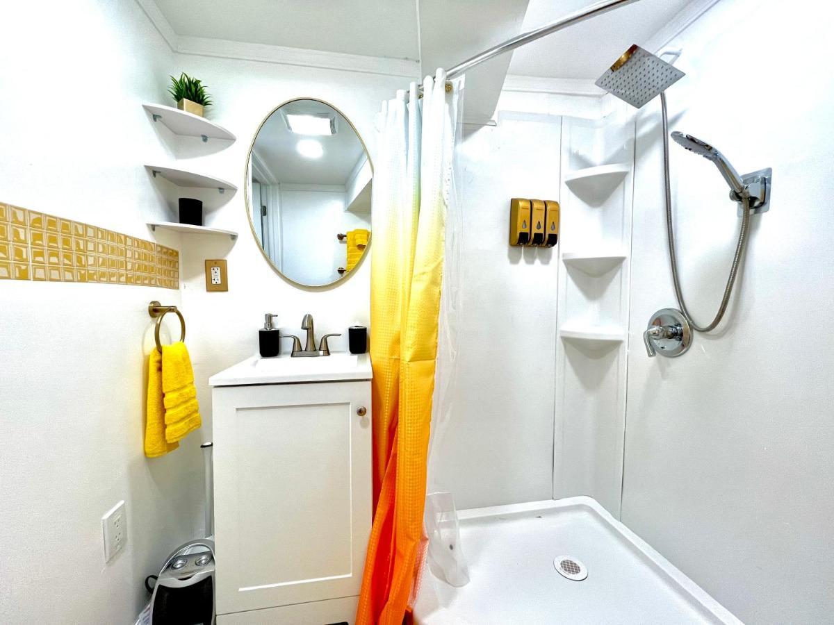 The Amber Retreat - Brooklyn Centre Comfort - Charming Space For Families, Couples & Business Travelers Near Downtown - With 300mb Wifi, Parking & Self Check-in Casa de Férias *