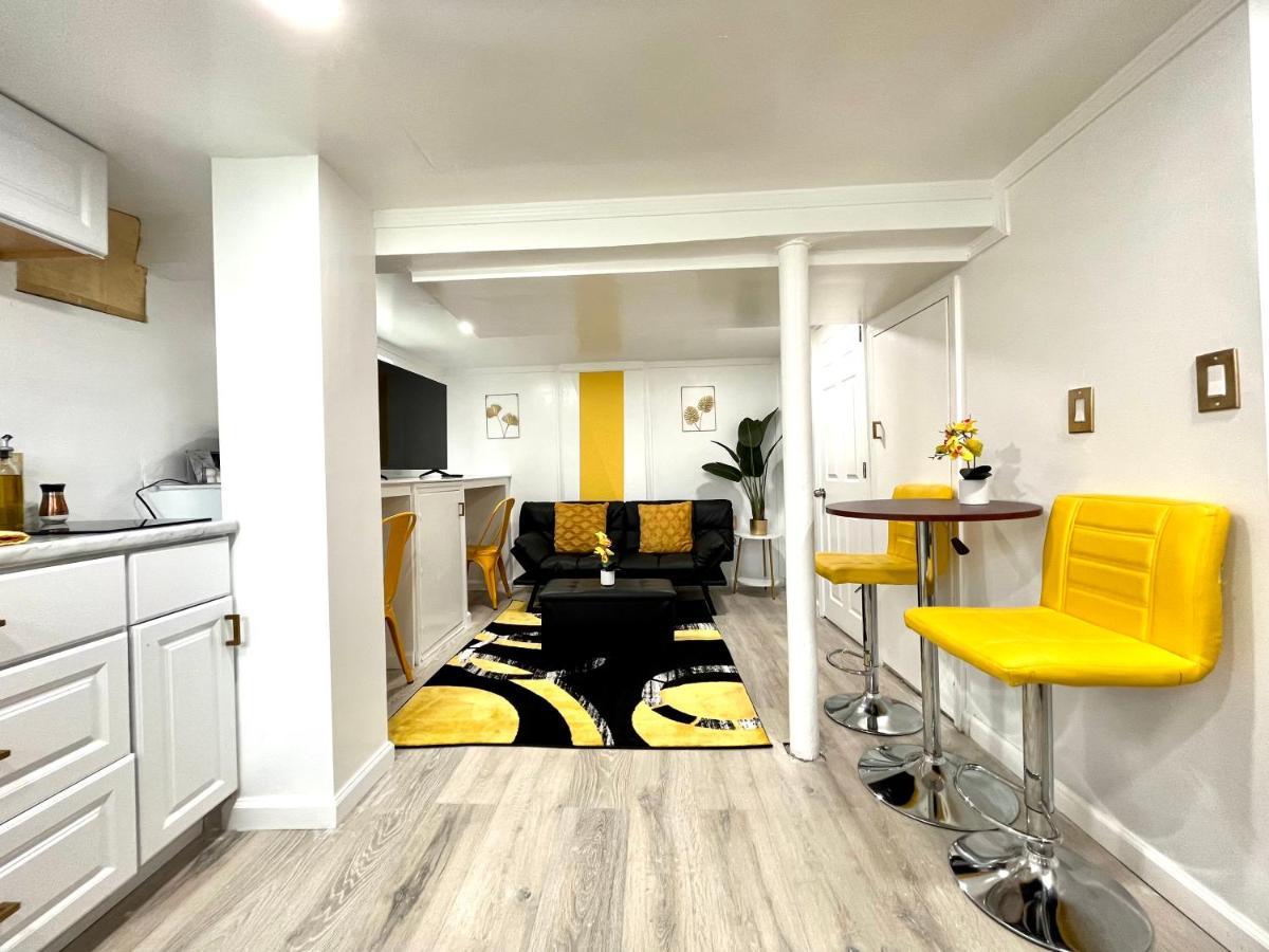 Casa de Férias The Amber Retreat - Brooklyn Centre Comfort - Charming Space For Families, Couples & Business Travelers Near Downtown - With 300mb Wifi, Parking & Self Check-in *