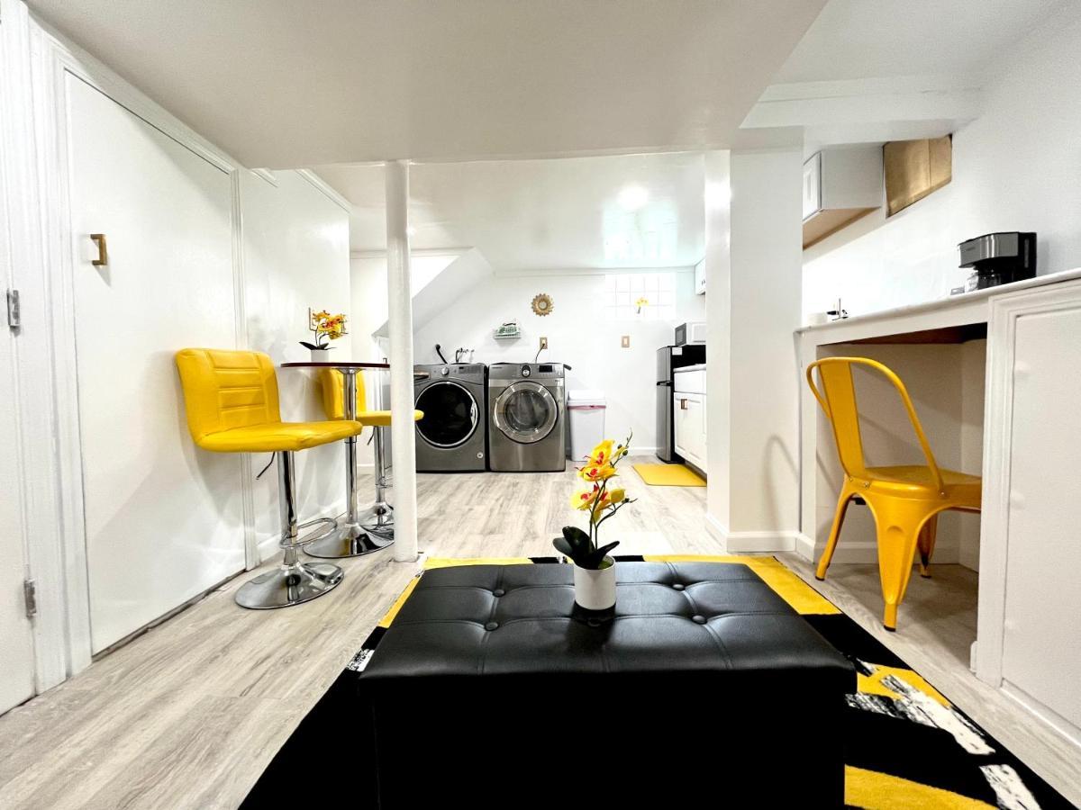The Amber Retreat - Brooklyn Centre Comfort - Charming Space For Families, Couples & Business Travelers Near Downtown - With 300mb Wifi, Parking & Self Check-in Casa de Férias Cleveland
