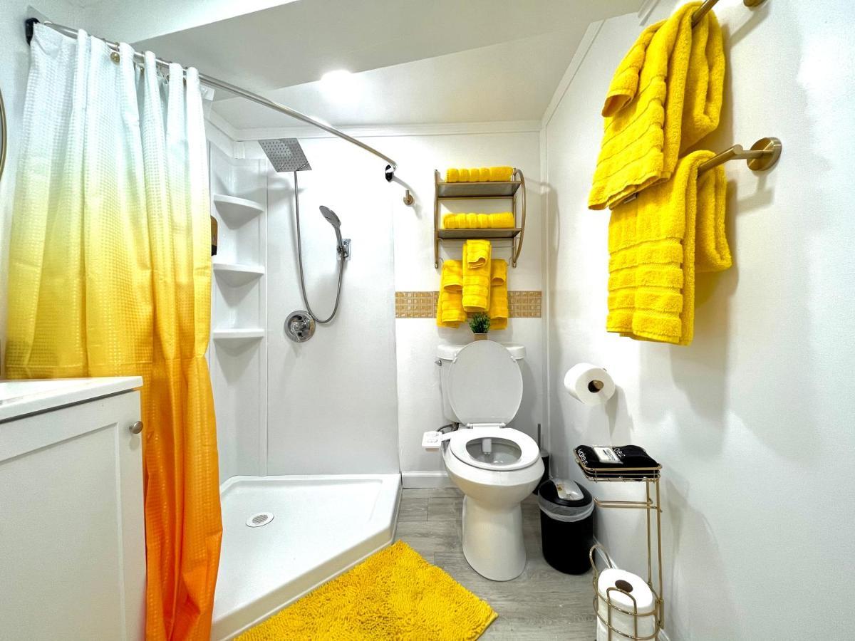 Casa de Férias The Amber Retreat - Brooklyn Centre Comfort - Charming Space For Families, Couples & Business Travelers Near Downtown - With 300mb Wifi, Parking & Self Check-in