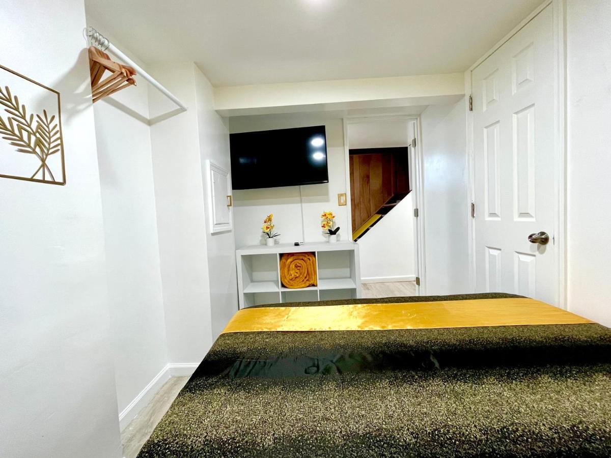 The Amber Retreat - Brooklyn Centre Comfort - Charming Space For Families, Couples & Business Travelers Near Downtown - With 300mb Wifi, Parking & Self Check-in Casa de Férias