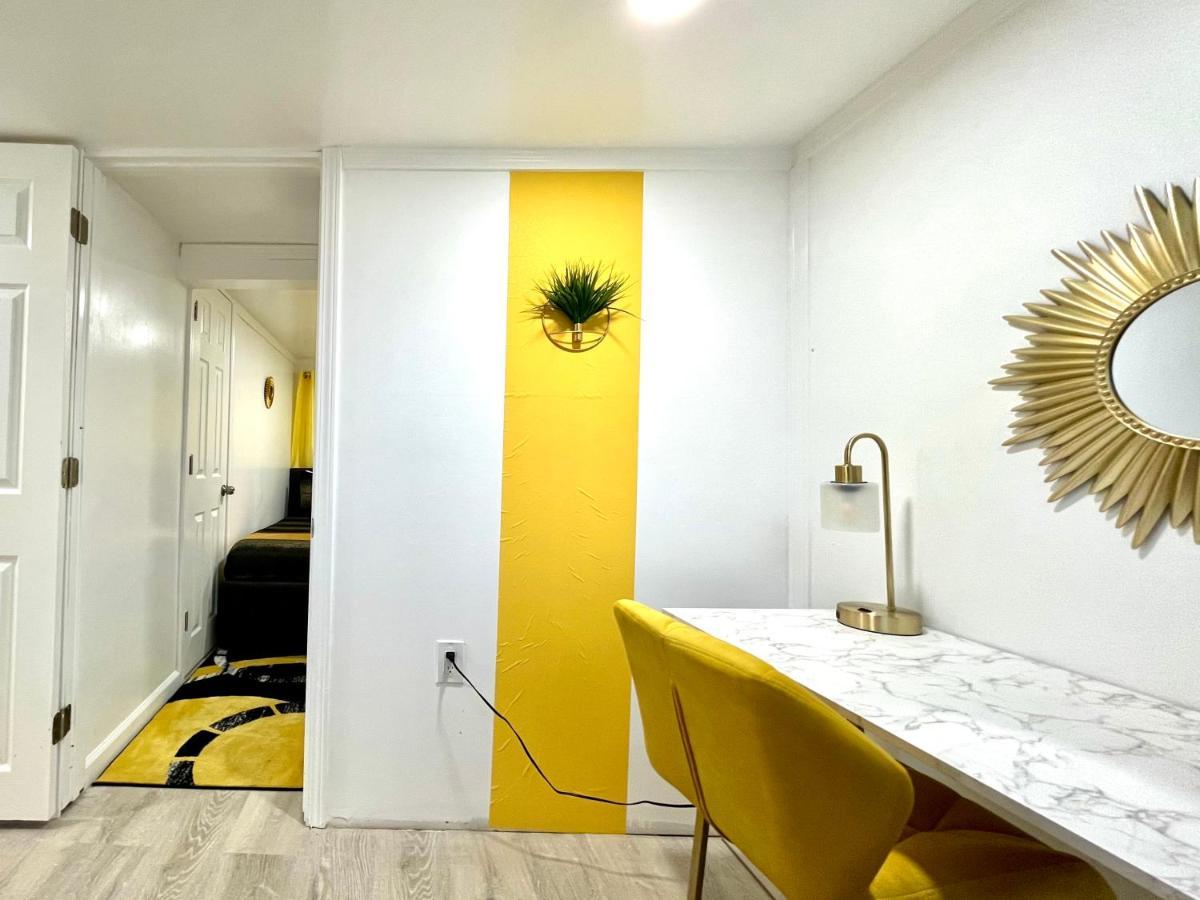 The Amber Retreat - Brooklyn Centre Comfort - Charming Space For Families, Couples & Business Travelers Near Downtown - With 300mb Wifi, Parking & Self Check-in * Cleveland