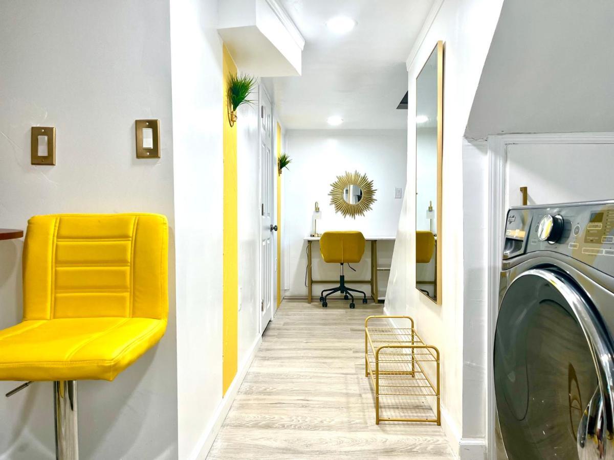 Casa de Férias The Amber Retreat - Brooklyn Centre Comfort - Charming Space For Families, Couples & Business Travelers Near Downtown - With 300mb Wifi, Parking & Self Check-in *