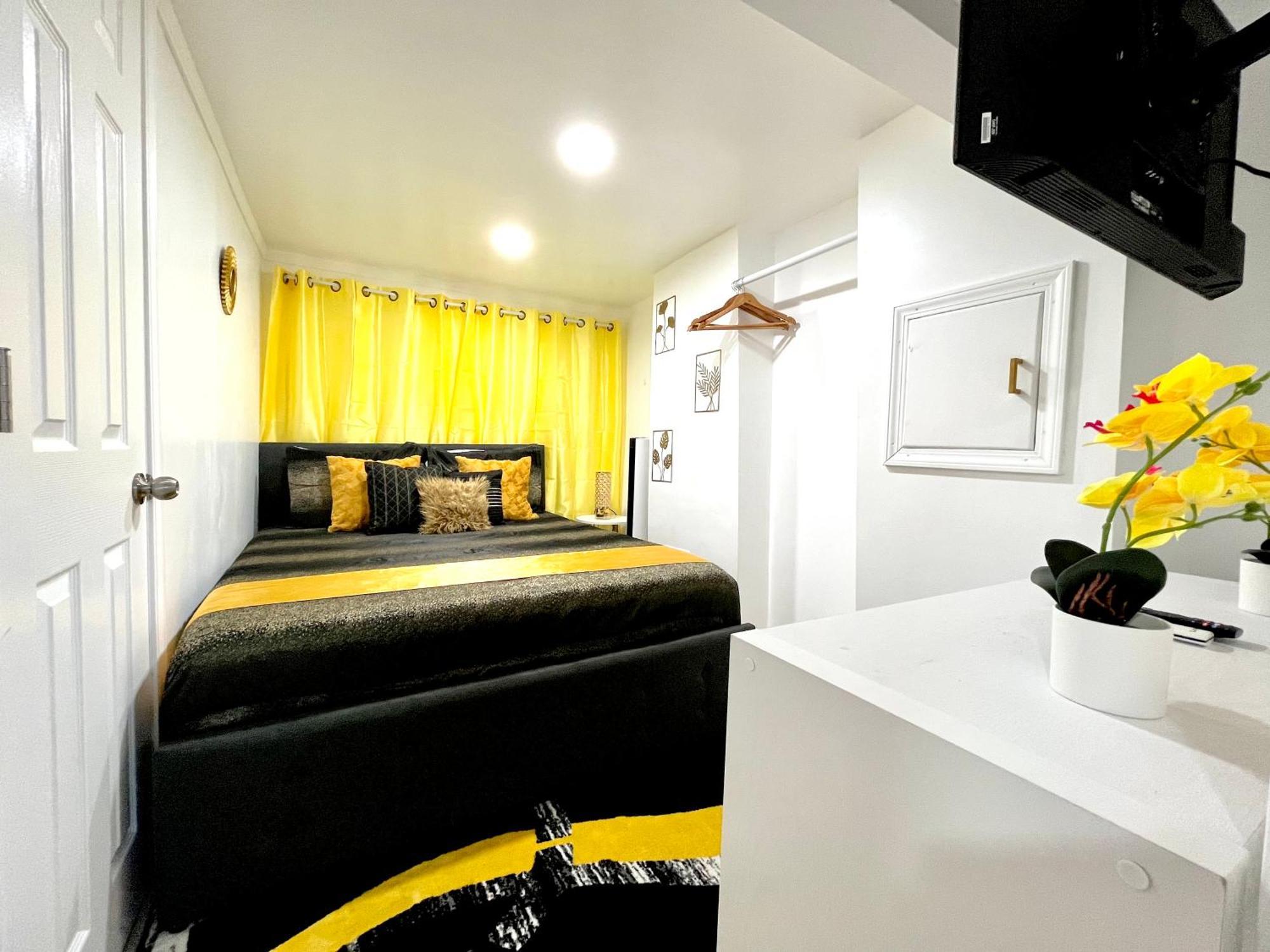 The Amber Retreat - Brooklyn Centre Comfort - Charming Space For Families, Couples & Business Travelers Near Downtown - With 300mb Wifi, Parking & Self Check-in Cleveland